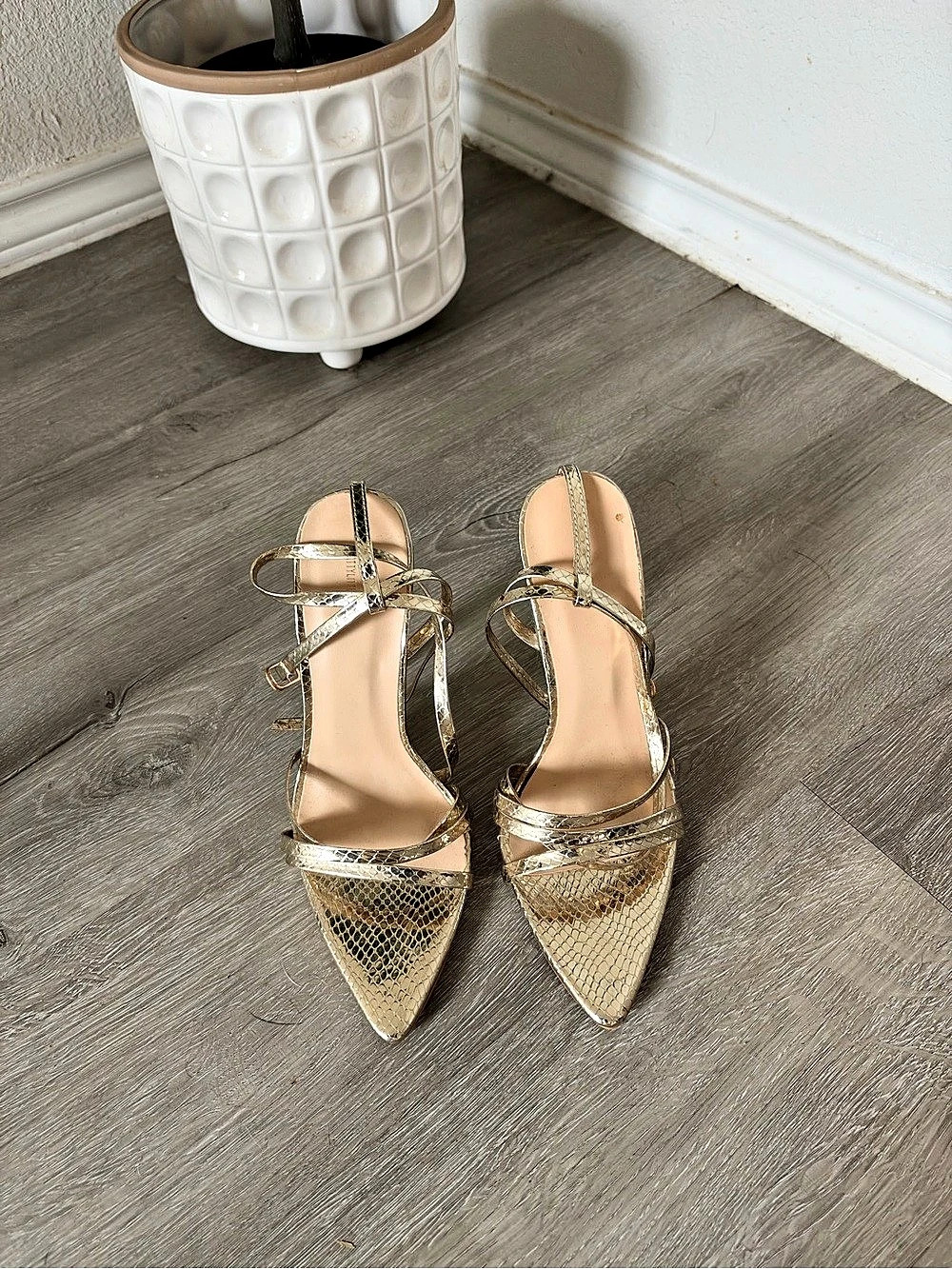 Metallic Pointed Toe Heels in Gold Like New
